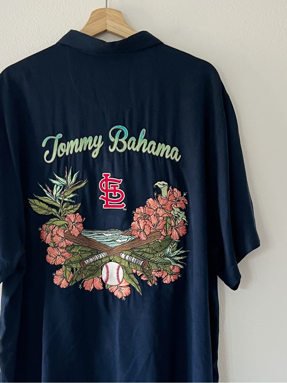 TOMMY BAHAMA | Men’s MLB Cardinals Embroidered Panel Back Silk Shirt | XL